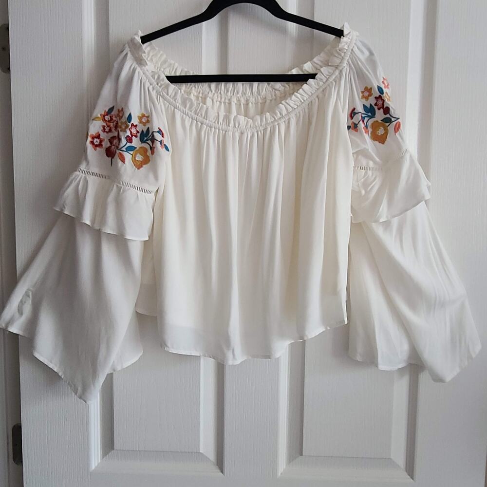 PEACH LOVE Off the Shoulder Floral Embroidered Split Sleeve Crop Top Size‎ Large
